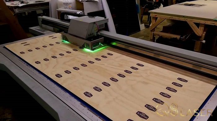 In hình lên gỗ bằng công nghệ in UV