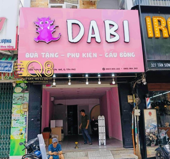 bảng hiệu cửa hàng shop thời trang 