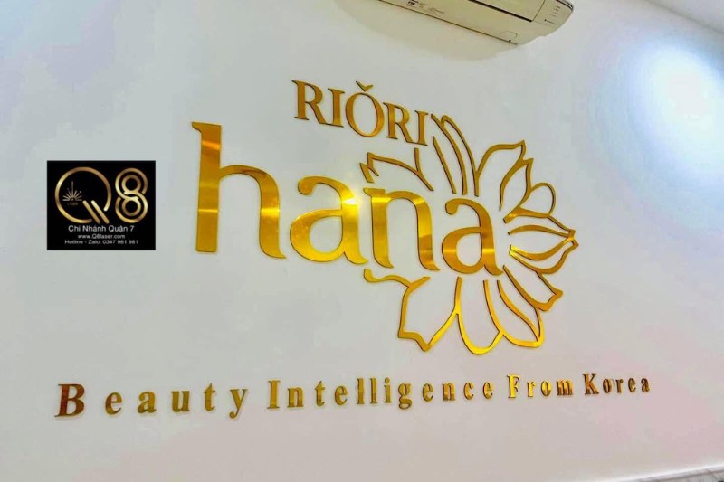 Giá thi công vách logo mới nhất