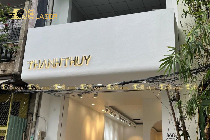 Bảng hiệu tại Cà Mau sử dụng chất liệu alu – mica bền đẹp