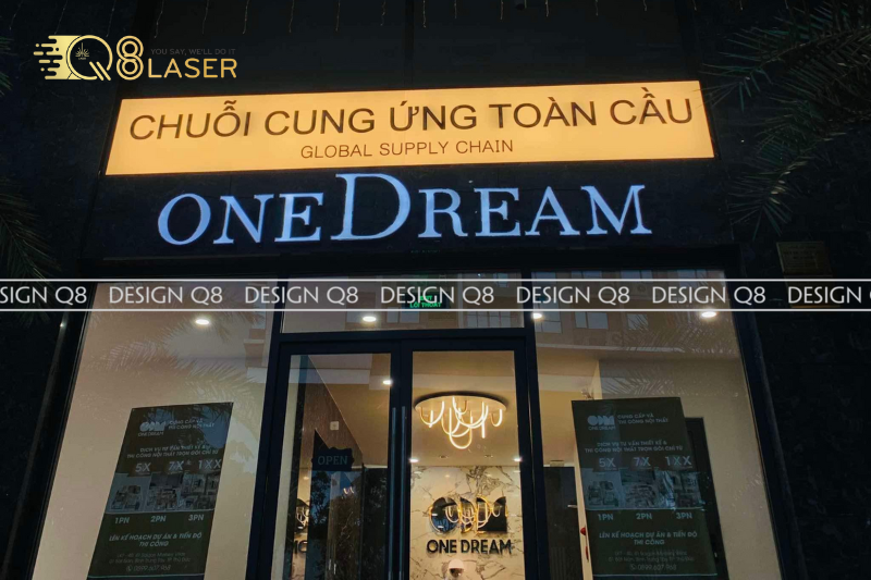 Bảng hiệu tại Cà Mau với tông vàng – xanh đặc trưng