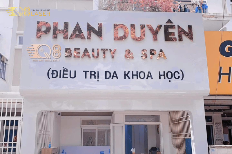 Biển hiệu kính in UV hiện đại