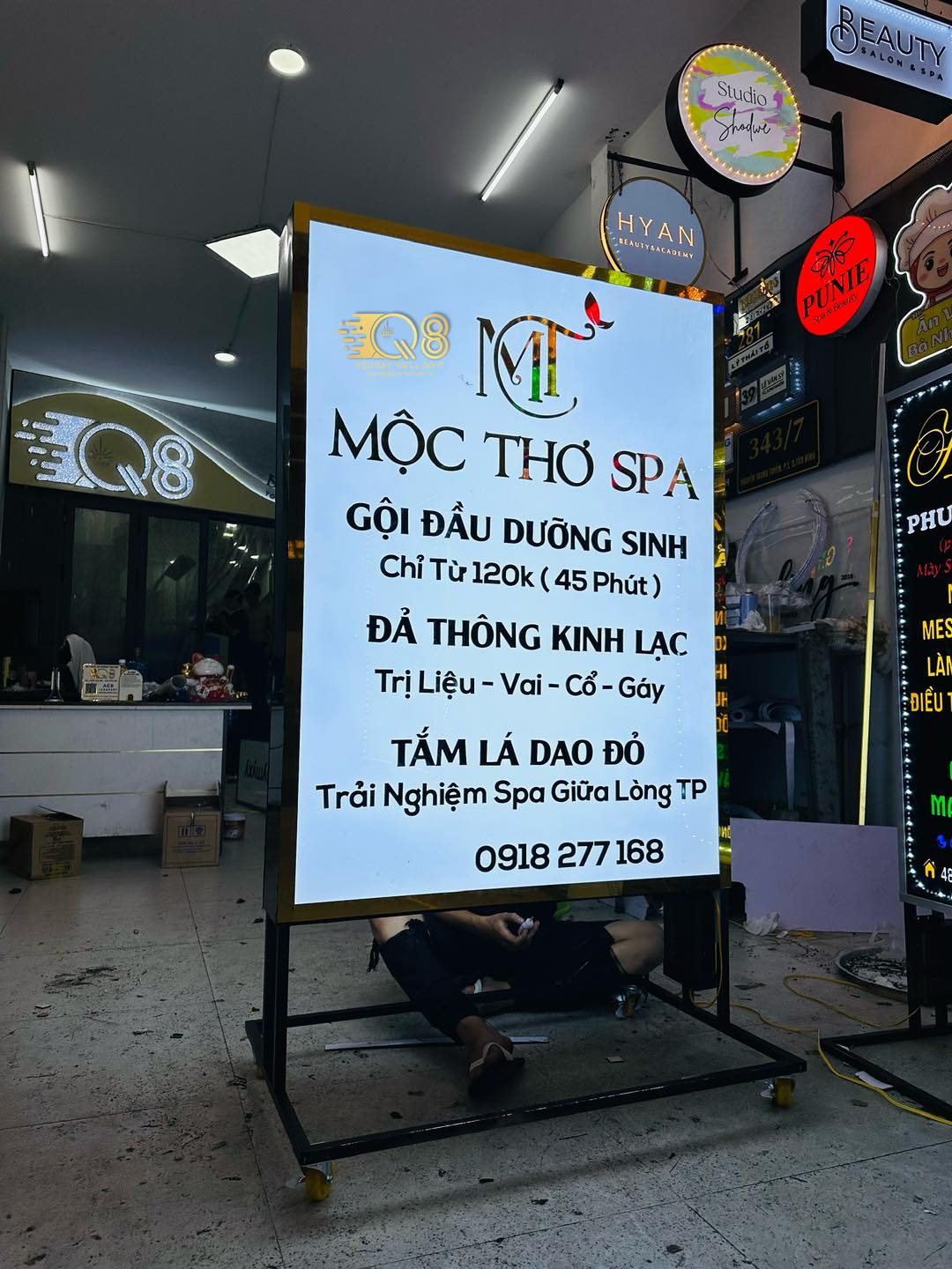 Bảng hiệu đứng dành cho gội đầu