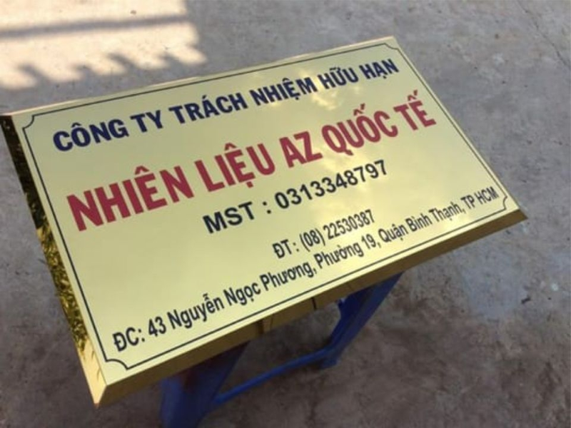 Bảng hiệu inox ăn mòn khắc laser đường nét sắc bén.