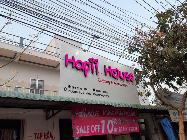 Bảng hiệu quần áo màu hồng