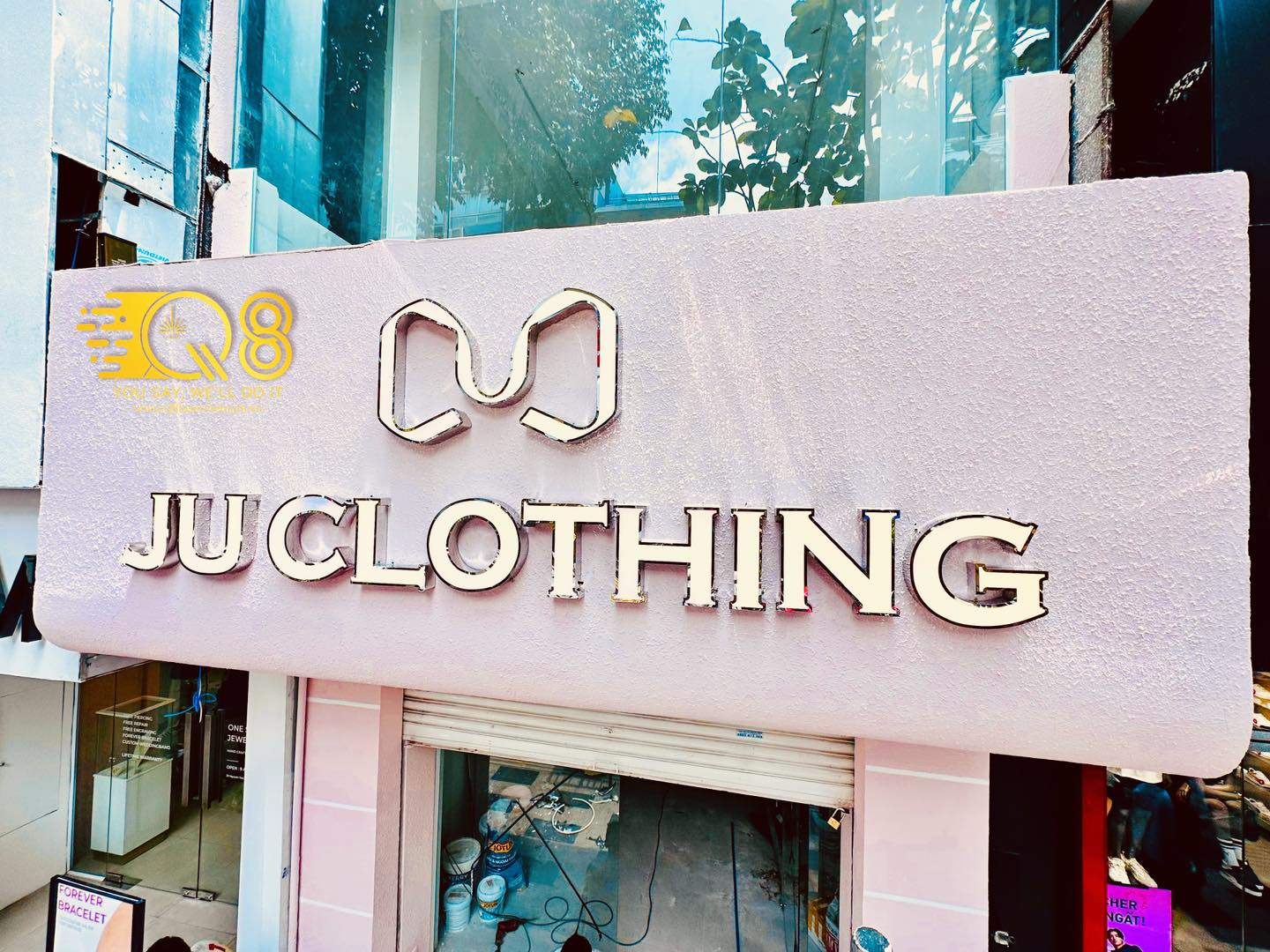Bảng hiệu quần áo 