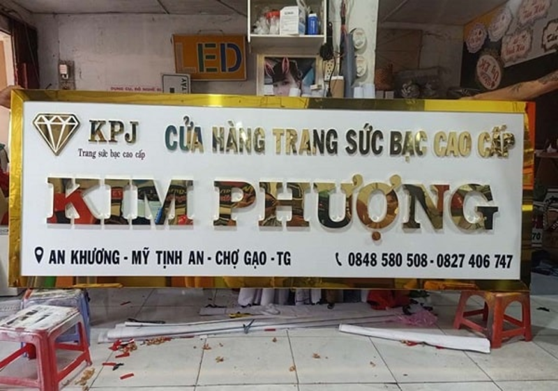Bảng hiệu tiệm vàng bằng inox vàng gương