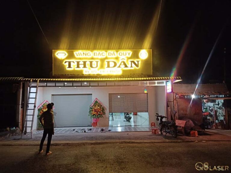 Chất liệu và vị trí ánh sáng của bảng hiệu