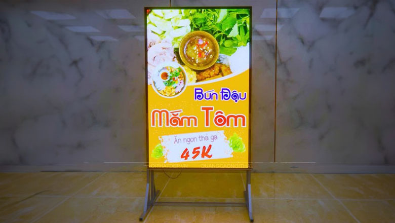 Khách hàng cần lưu ý gì khi làm Bảng hiệu đứng?