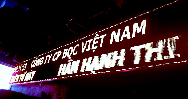 Lắp đặt bảng led ma trận đẹp tại showroom