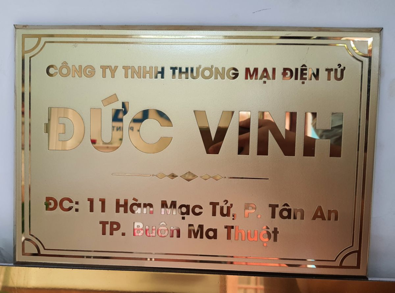 Mẫu bảng hiệu inox ăn mòn mạ vàng sang trọng.