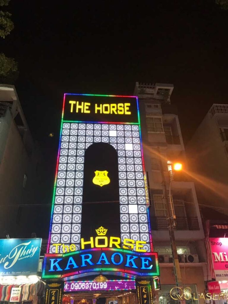 Bảng hiệu Karaoke LED ma trận nổi bật giữa phố đông