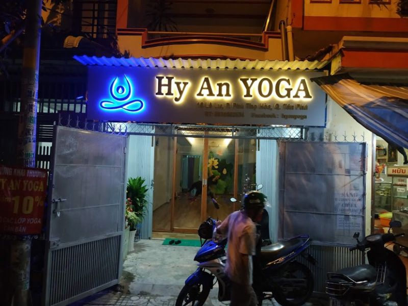 Biển yoga nổi bật ban đêm