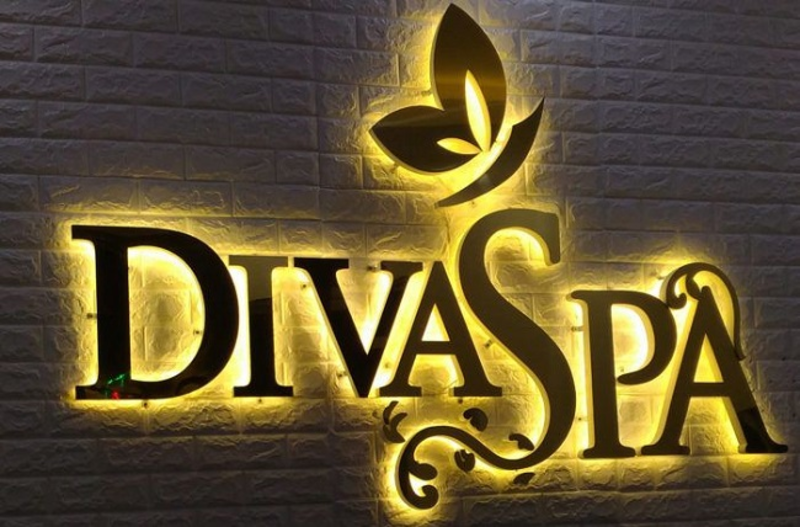 Chữ nổi mica led hắt sáng chân