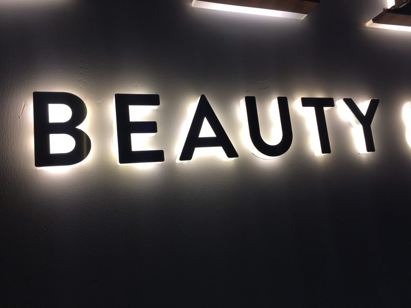 Chữ nổi mica led hắt sáng mặt