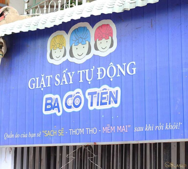 Hình ảnh bảng hiệu giặt sấy dạng đứng linh hoạt, dễ di chuyển