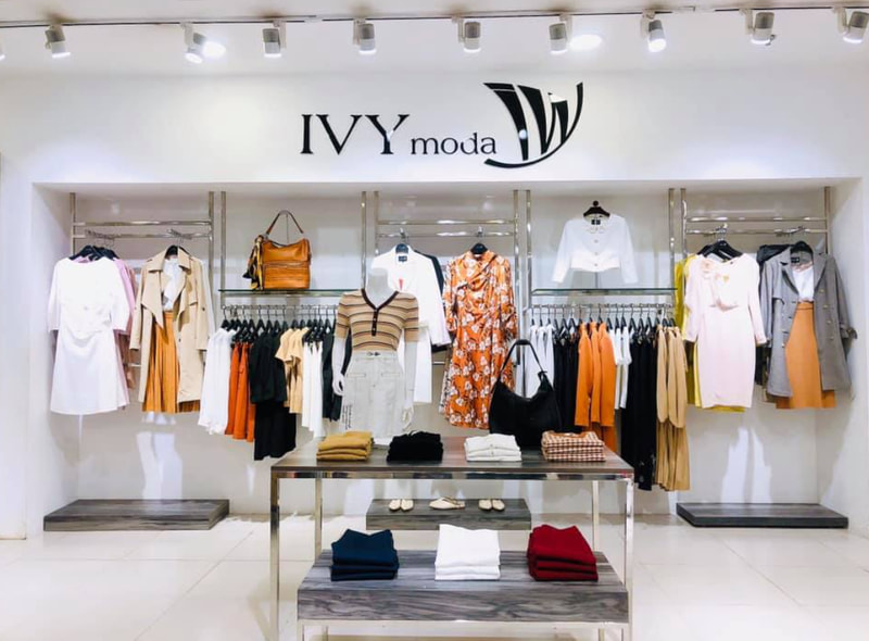 Bảng hiệu shop quần áo bằng gỗ hoặc formex