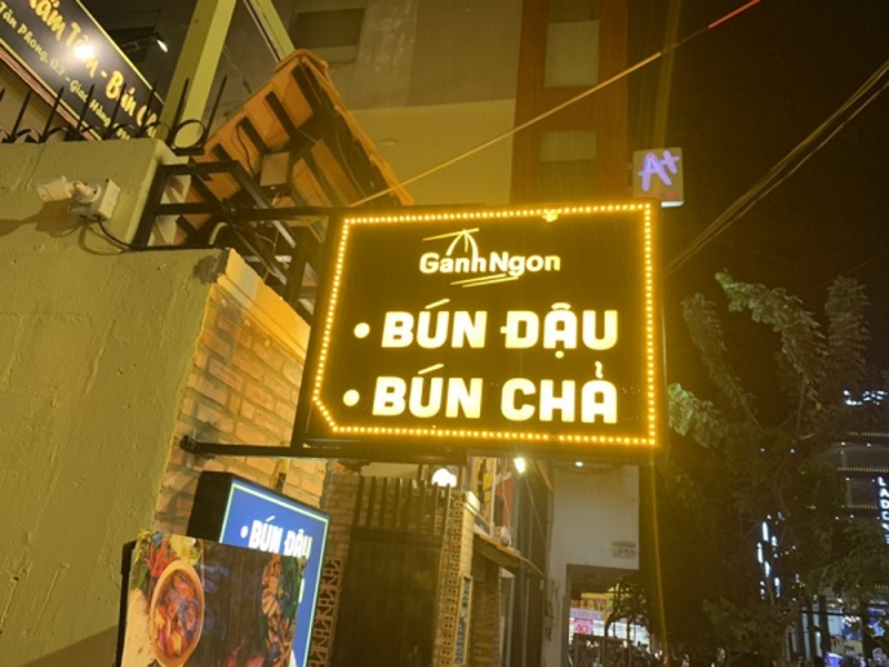 Bảng hiệu treo tường alu