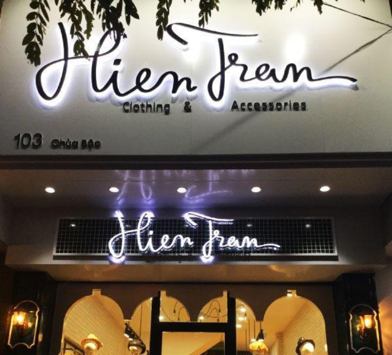Tầm quan trọng của bảng hiệu shop quần áo trong việc thu hút khách hàng
