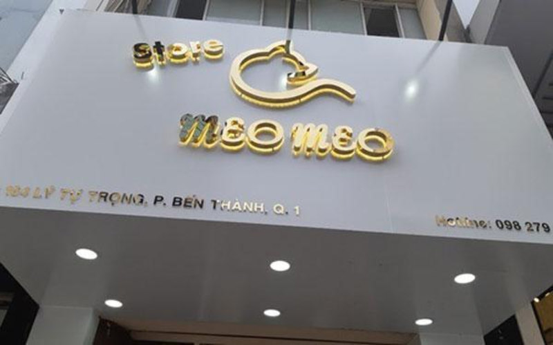 Vì sao shop quần áo cần đầu tư bảng hiệu đẹp và hợp xu hướng
