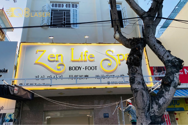 Bảng hiệu alu chịu nắng mưa tốt, dùng lâu không phai.