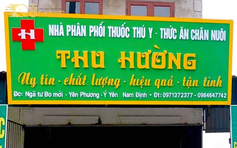 Bảng hiệu alu nổi bật với decal in UV