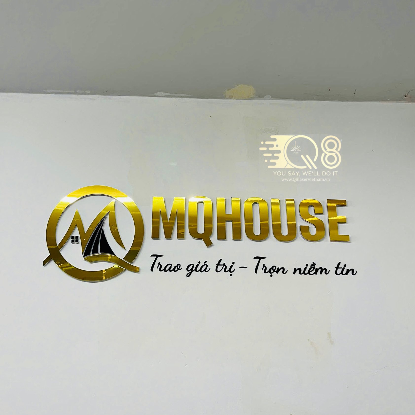 Bảng hiệu chữ nổi mica đèn led mặt mica cao cấp