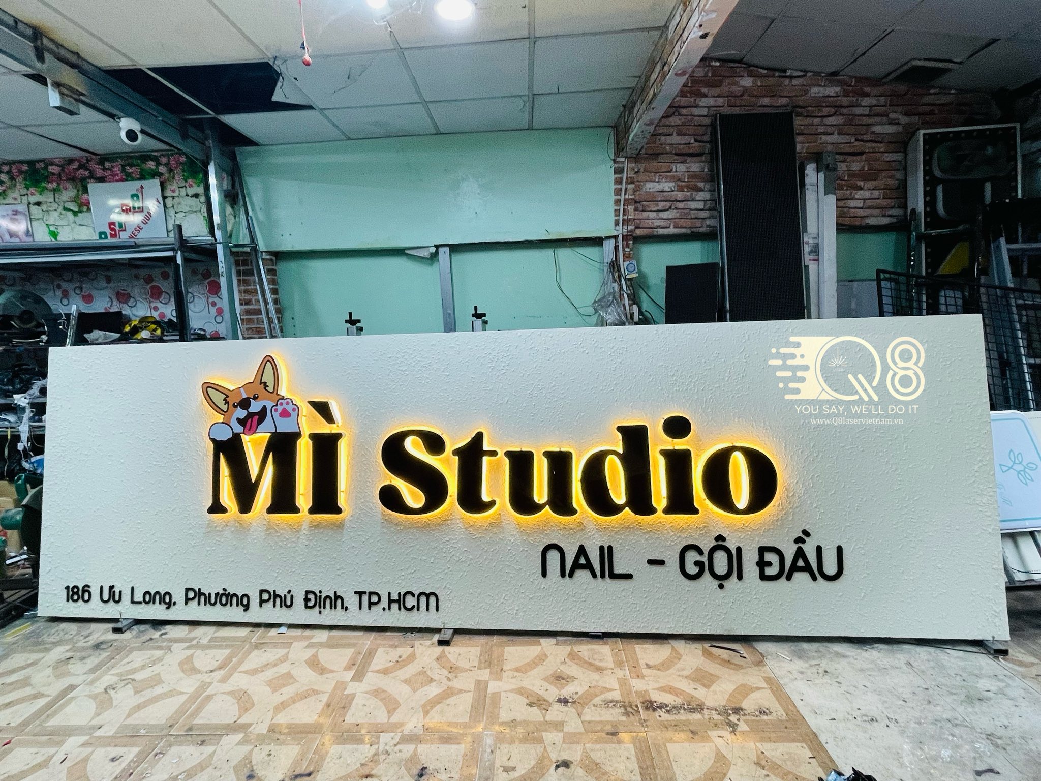 Bảng hiệu chữ nổi mica đèn led phối màu ấn tượng