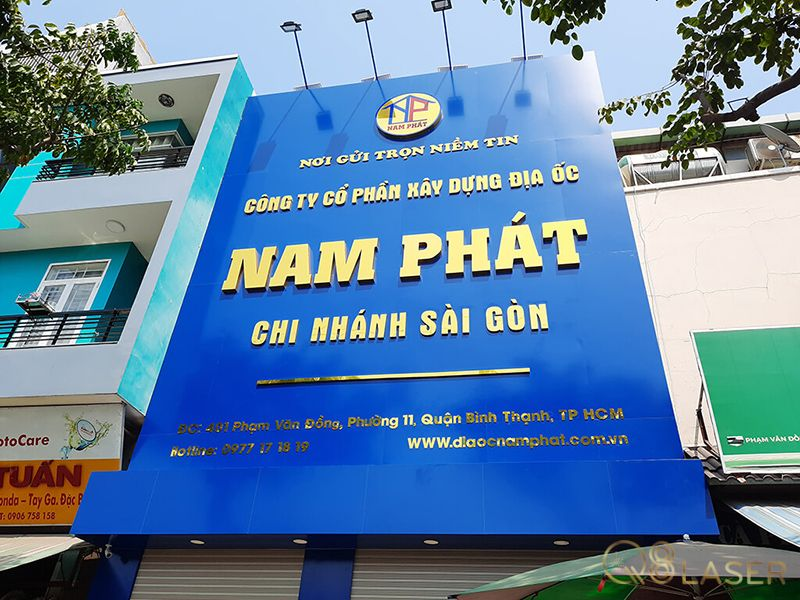 Bảng hiệu công ty xây dựng khắc laser trên nền inox/mica