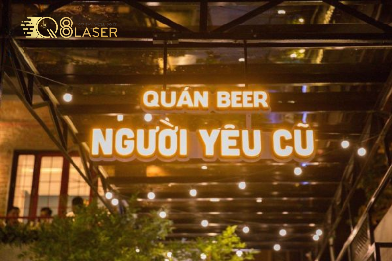 Bảng hiệu quán nhậu bình dân màu đỏ vàng bắt mắt.