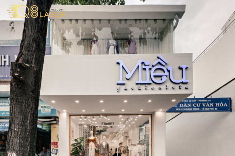 Bảng hiệu shop quần áo đèn LED nổi bật cả ban đêm.