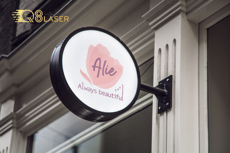 Bảng hiệu shop quần áo đơn giản mà sang trọng.