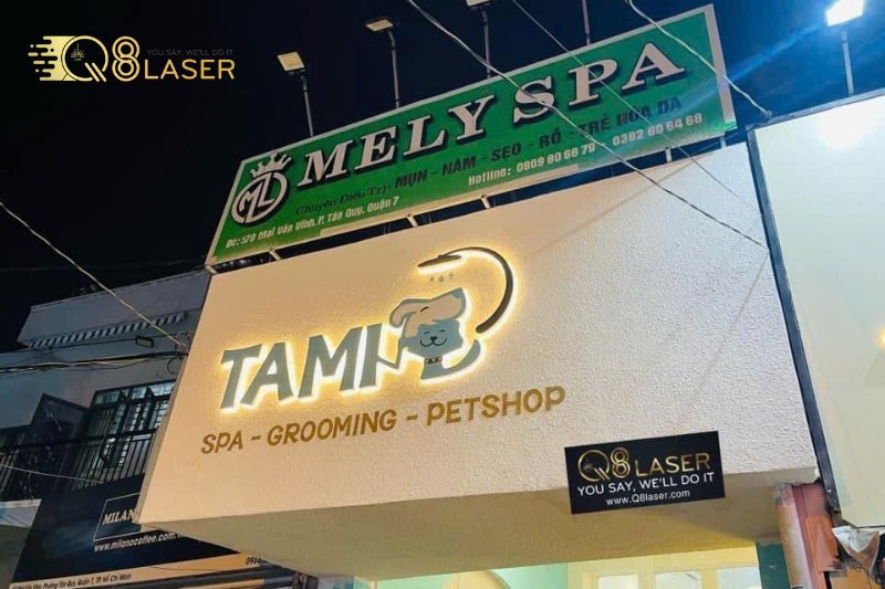 Biển alu khung sắt chắc chắn, độ bền cao.