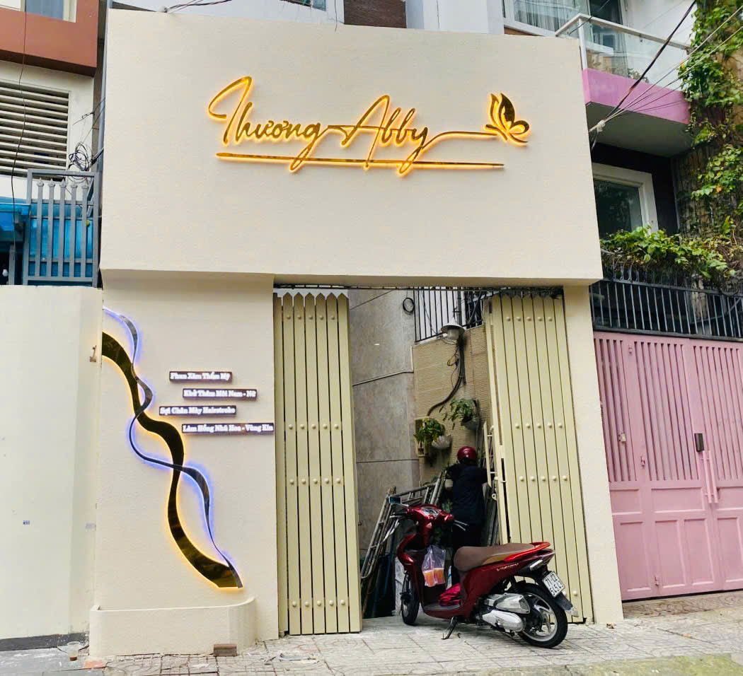 Chữ nổi kết hợp LED hắt sáng ban đêm.