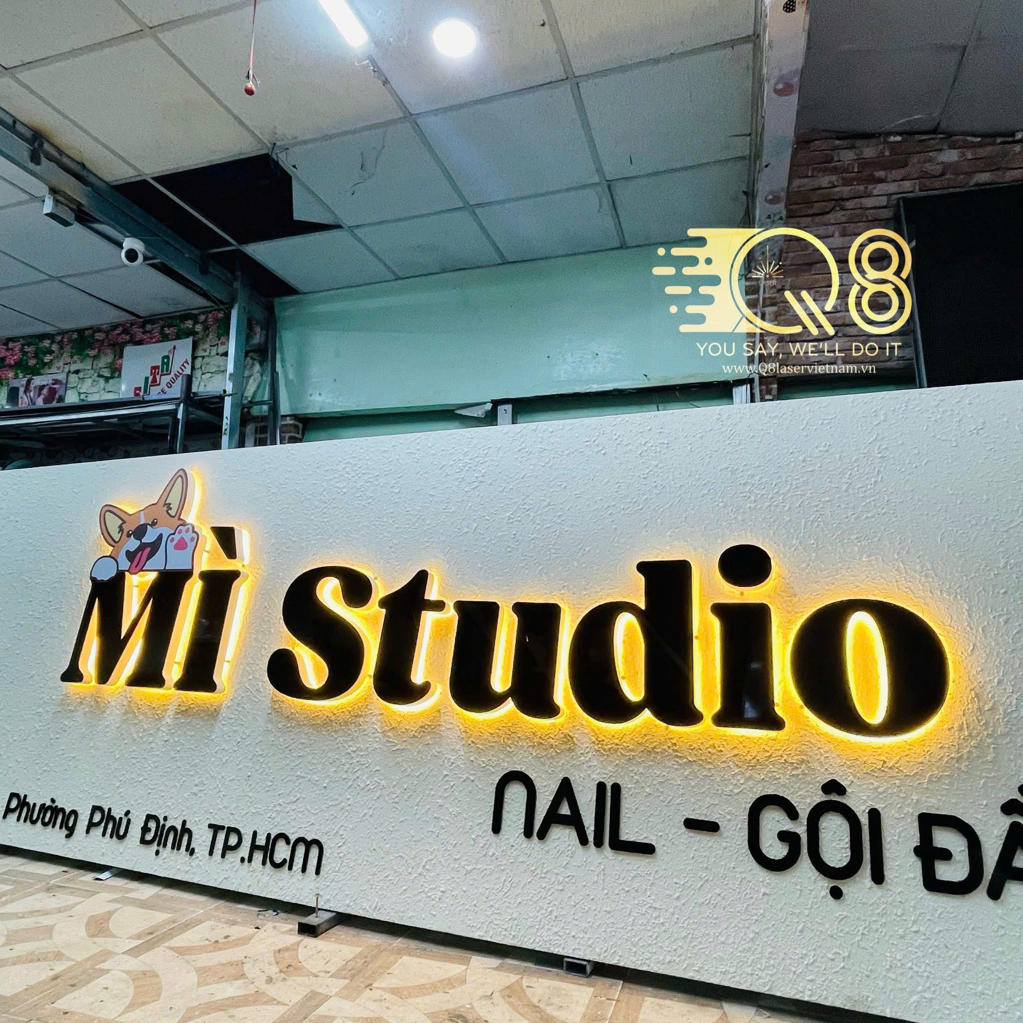 Chữ nổi mica trắng sang trọng, nổi bật trên nền tối.