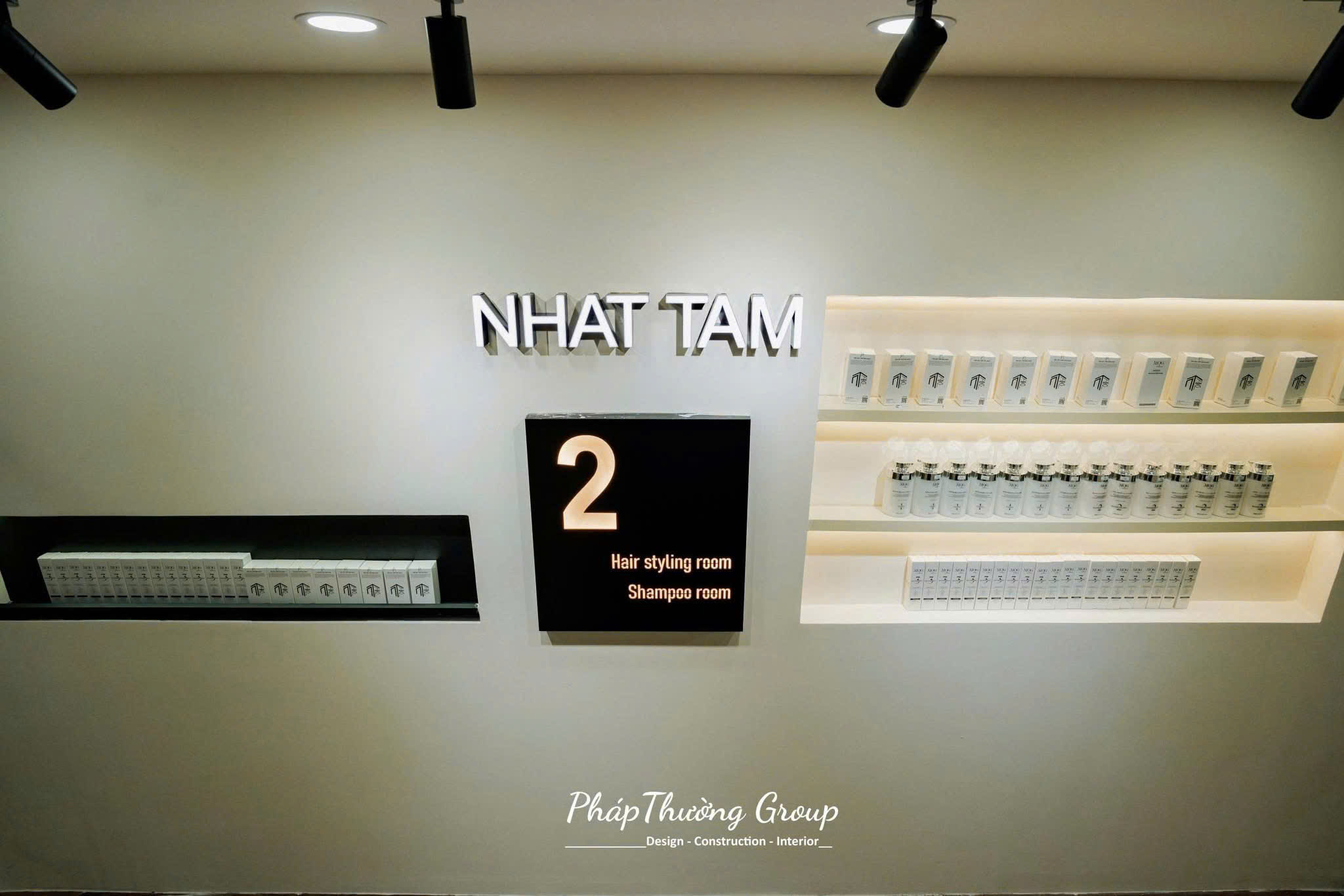 Inox vàng bóng, tạo vẻ cao cấp cho showroom.