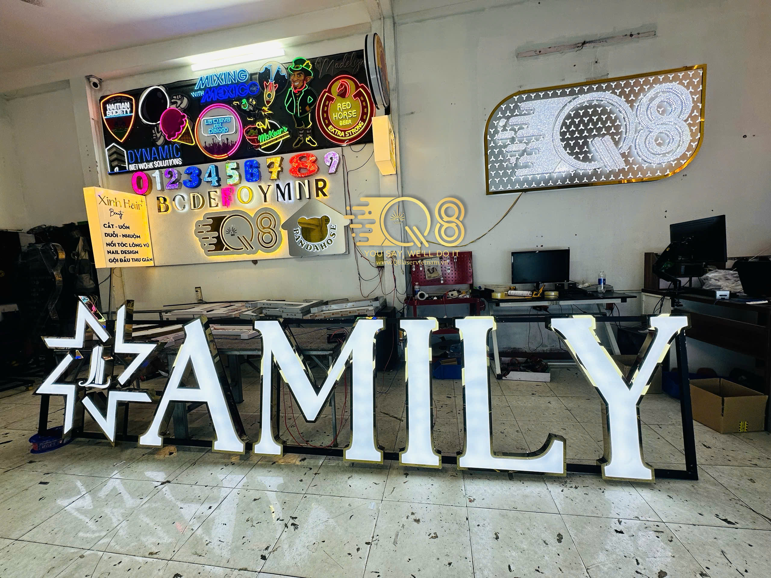 Inox vàng kết hợp mica nền đen, tương phản mạnh, dễ nhìn