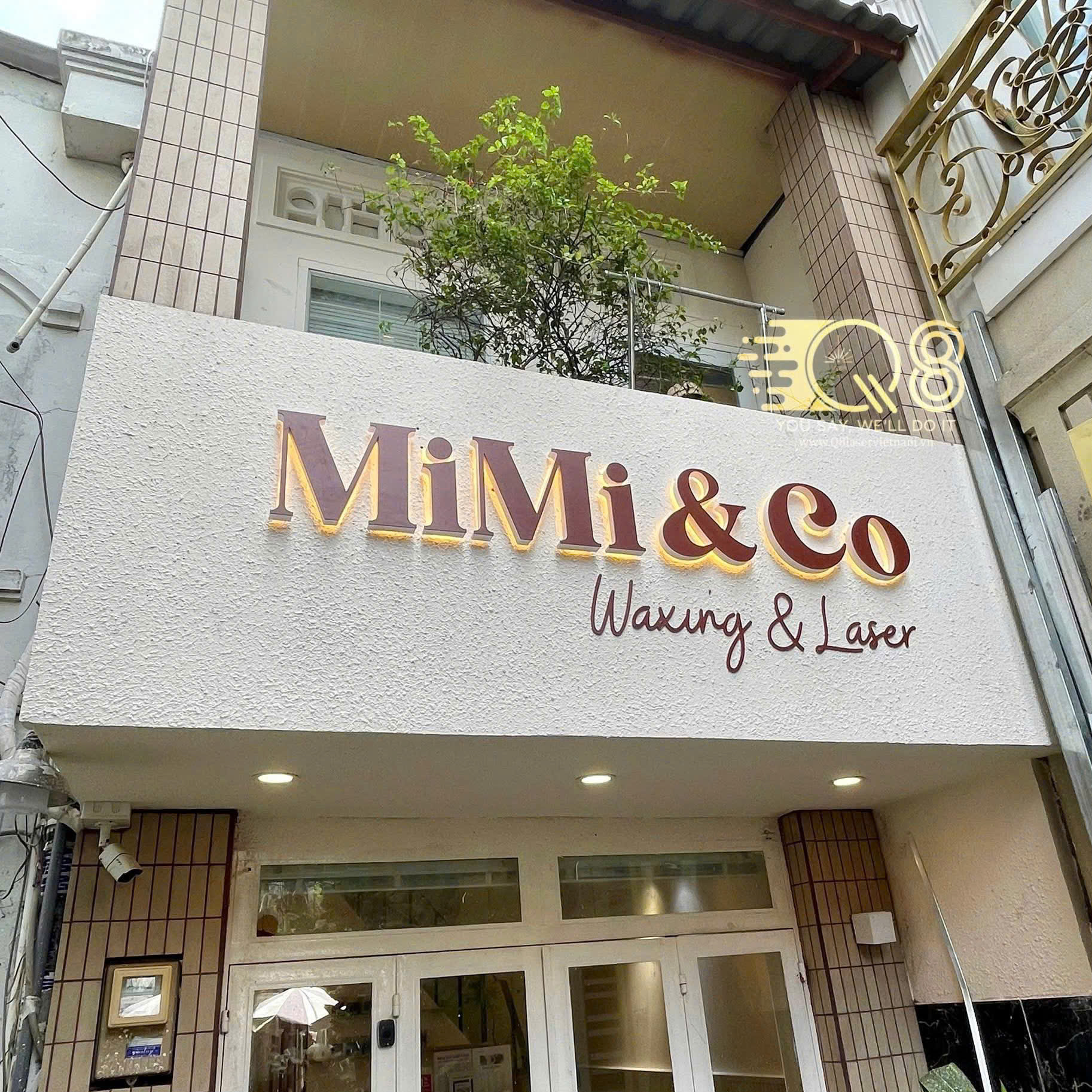 Inox xước mờ, phong cách chuyên nghiệp.