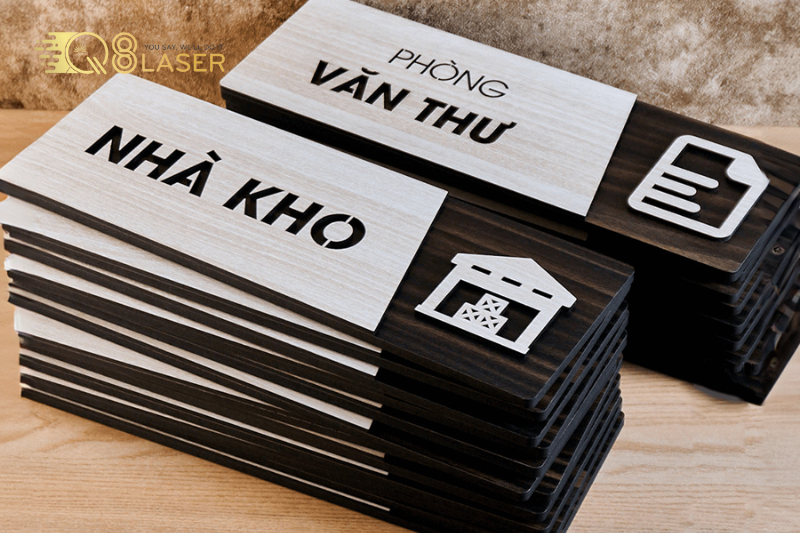 Khắc laser quận Bình Tân Standee mini bằng mica