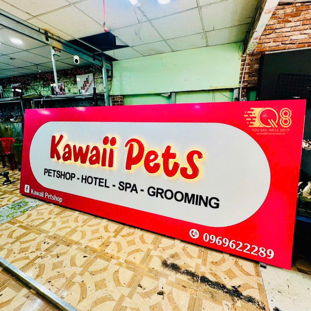 Nhựa composite nhiều màu, dễ tùy chỉnh thương hiệu.