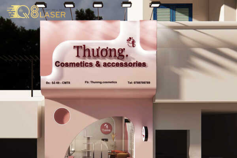 Thiết kế bảng hiệu shop quần áo theo tông màu thương hiệu.