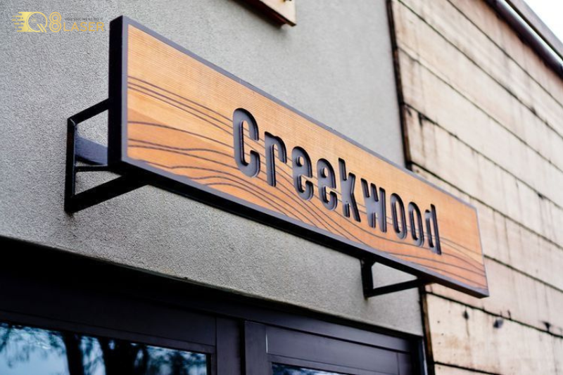 Bảng hiệu gỗ vintage mang nét mộc mạc, hoài cổ đầy cuốn hút