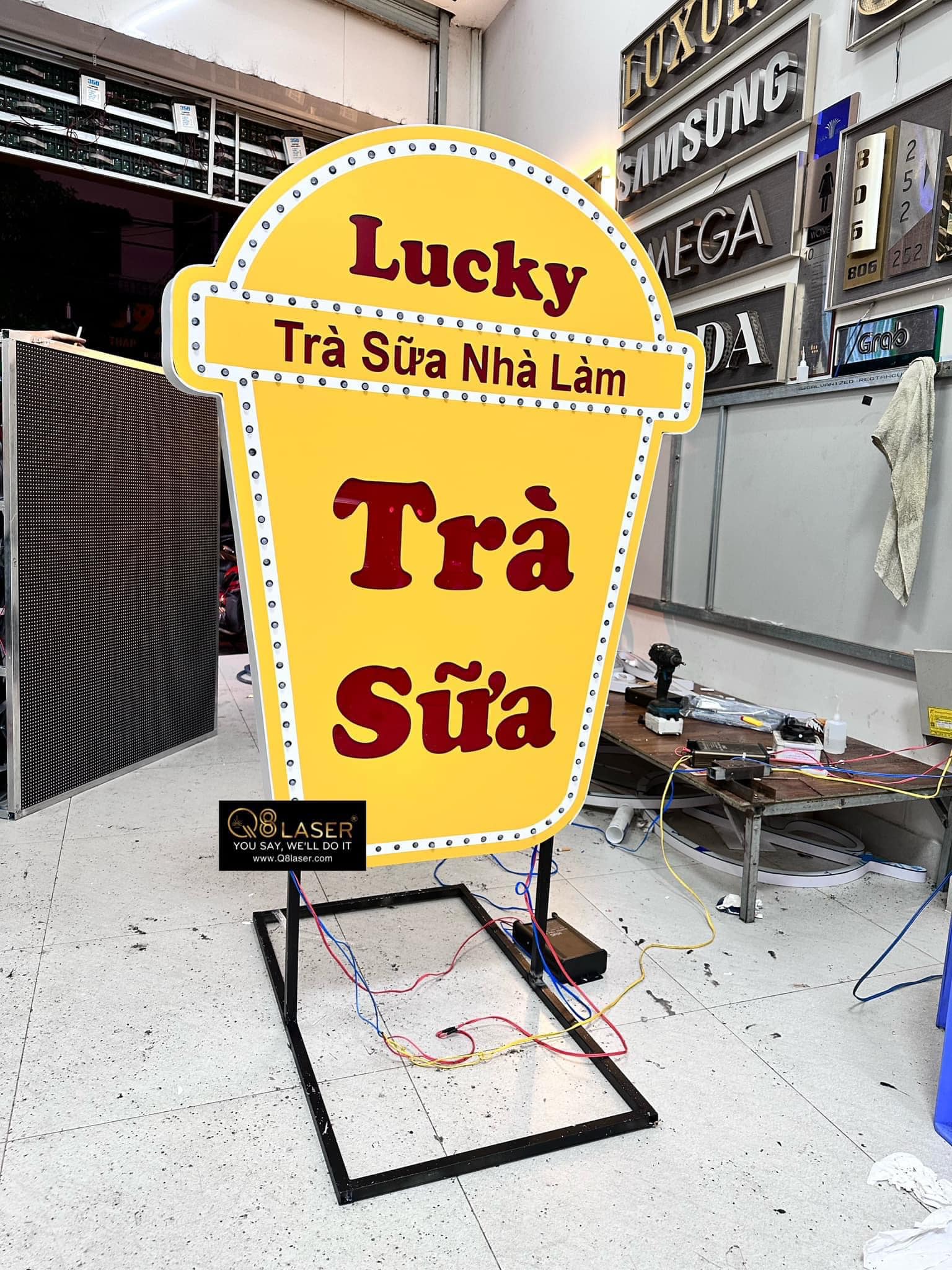 bảng hiệu hình ly trà sữa