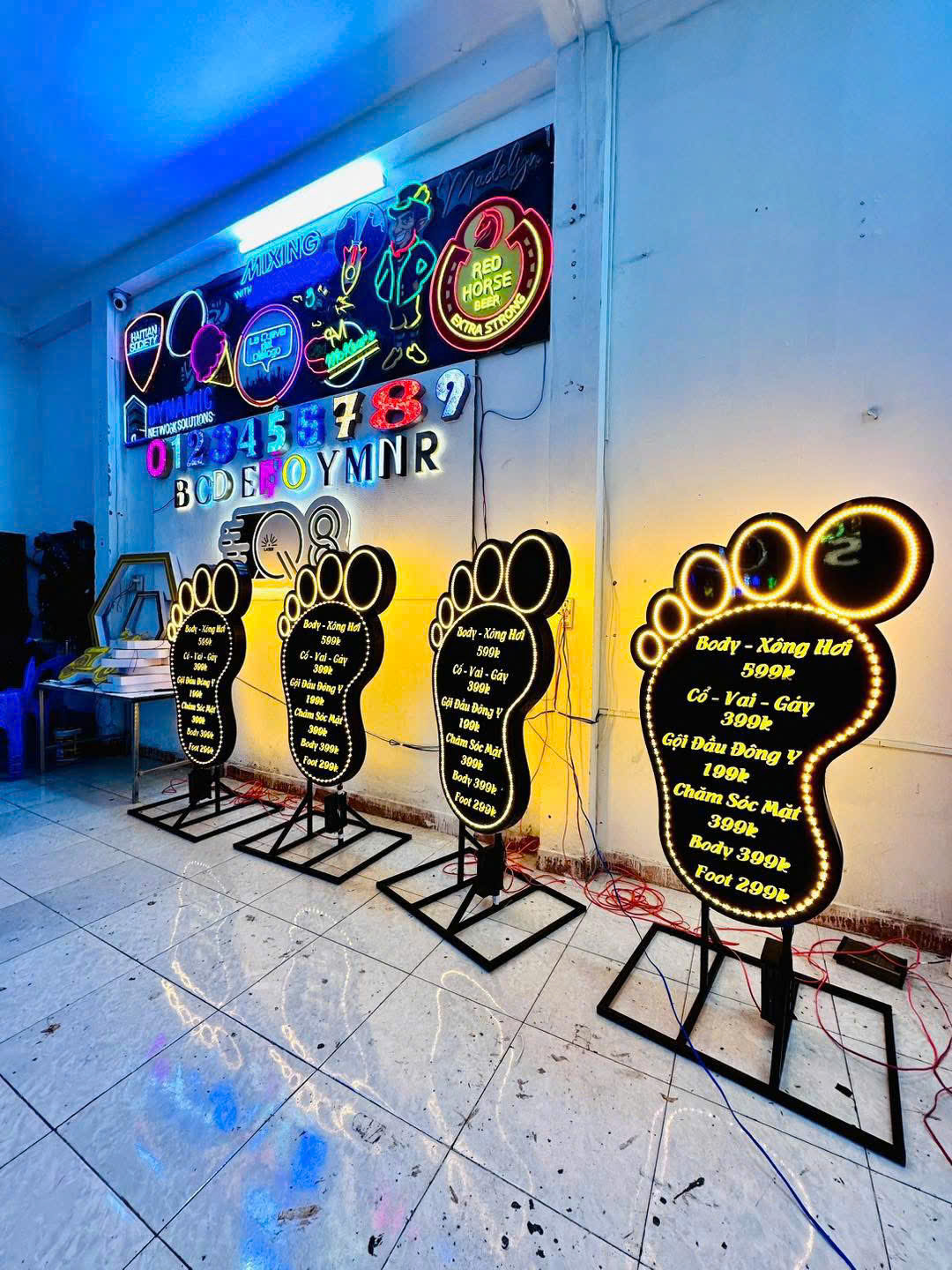 Bảng hiệu hộp đèn độc lạ 