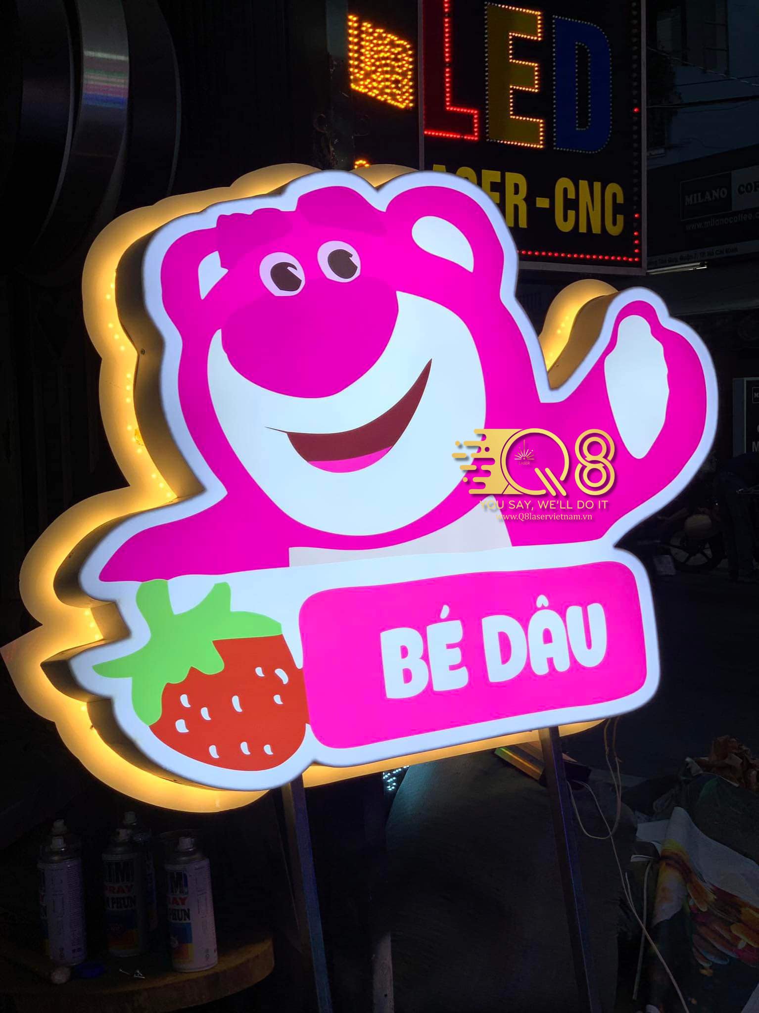 Bảng hiệu hộp đèn đứng nổi bật thu hút từ xa