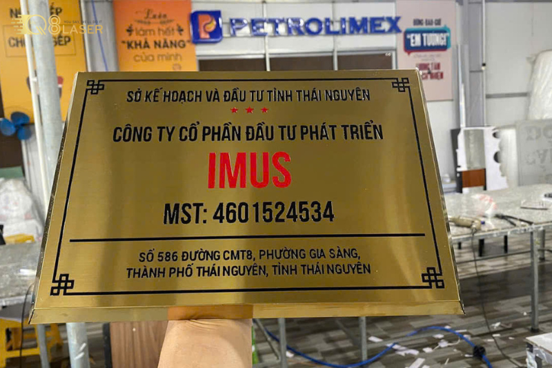 Bảng hiệu inox ăn mòn sang trọng, bền đẹp theo thời gian.
