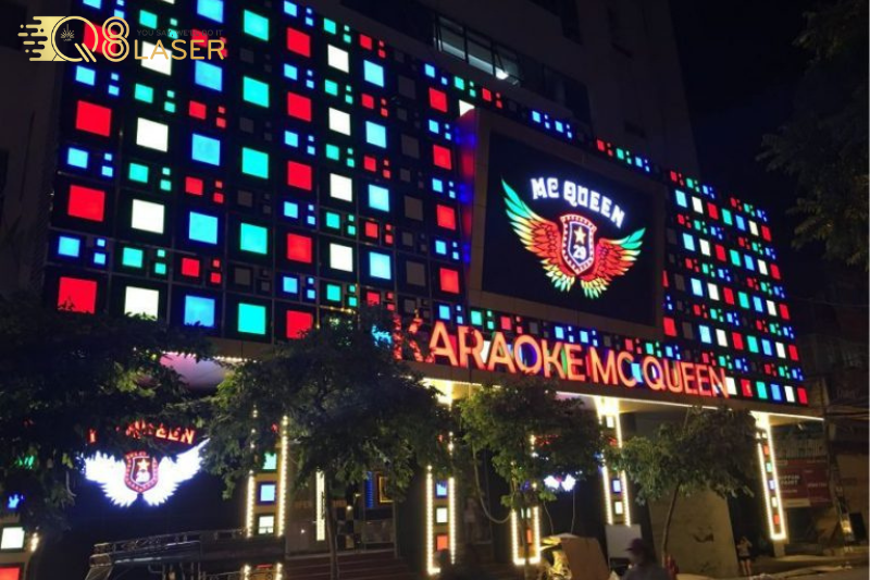 Bảng hiệu quán karaoke giúp quán dễ tìm hơn