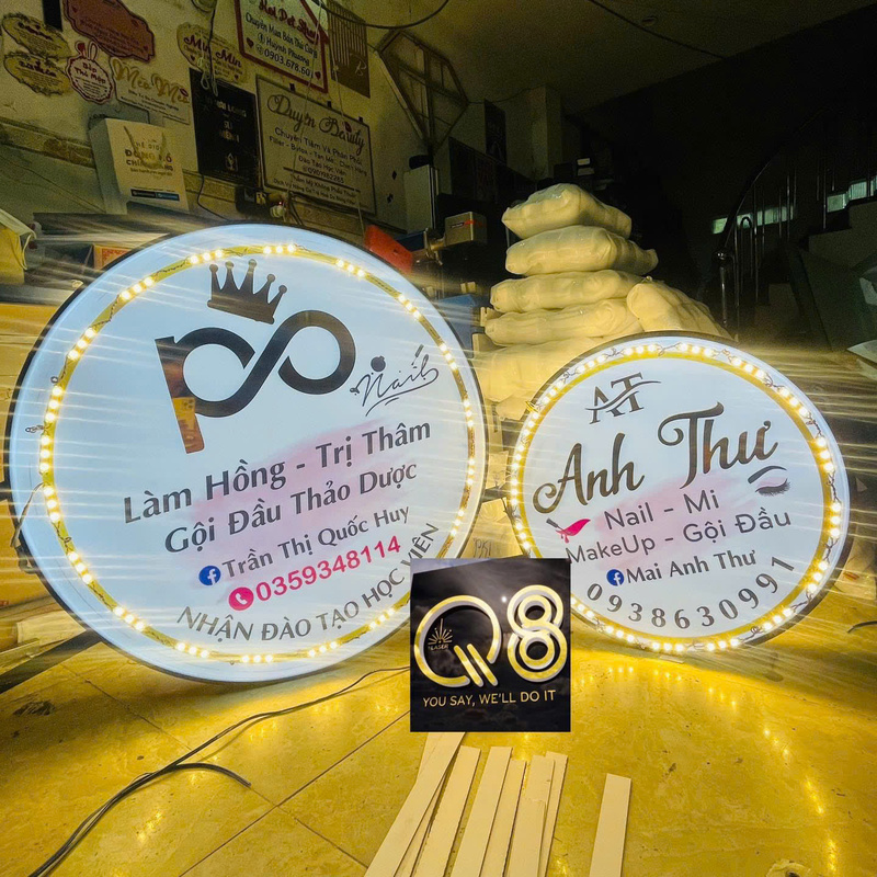 Bảng hiệu tròn nhỏ gọn, dễ nhận diện từ xa