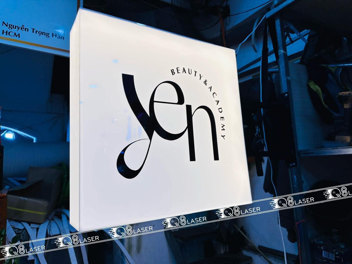 Bảng hiệu nhỏ hình vuông