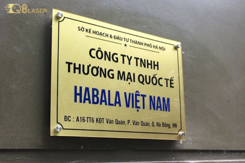 Bảng tên công ty bằng đồng gắn tường văn phòng